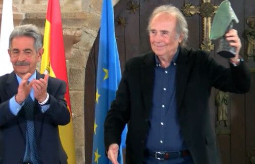 Revilla entrega a Serrat el premio Beato de Liébana (+ video) Revilla entrega a Serrat el premio Beato de Liébana (+ video)