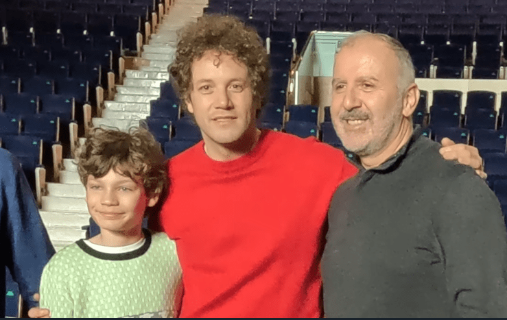 Si vives en Cantabria o cerca solo tienes hoy y mañana domingo para que tus hijos disfruten de una experiencia teatral inolvidable para ellos, Willy Wonka se despide