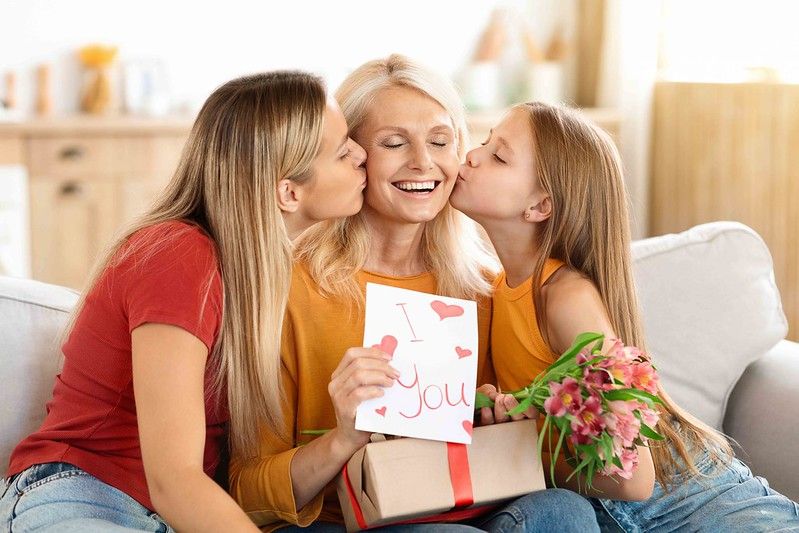 Los españoles “queremos” un poco más a mamá que a papá