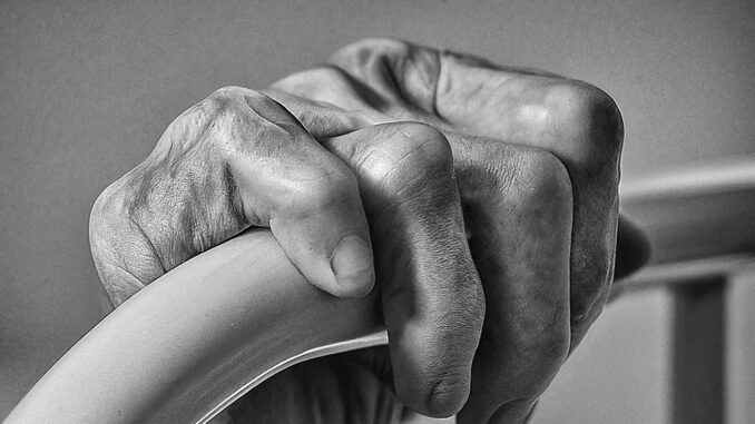 5.795 mayores con Covid madrileños murieron sin recibir atención médica aferrados splos a los barrotes de sus camas intentando respirar 5.795 mayores con Covid madrileños murieron sin recibir atención médica aferrados splos a los barrotes de sus camas intentando respirar