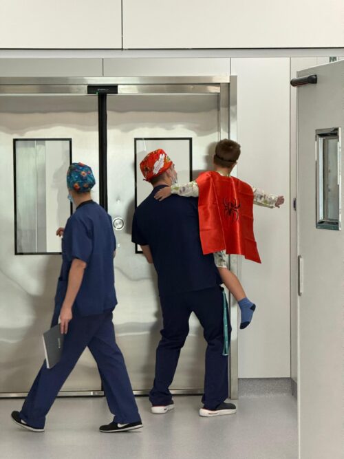 Capas y máscaras de superhéroes para el traslado de pacientes pediátricos a quirófano, en Quirónsalud Málaga Capas y máscaras de superhéroes para el traslado de pacientes pediátricos a quirófano, en Quirónsalud Málaga